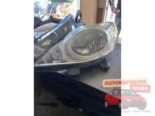 Gebruikte Linker Koplamp Peugeot 107 1.0 12V Prijs € 60,00 Margeregeling aangeboden door Autorecycling Chino B.V.