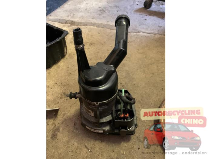 Gebruikte Servopomp Peugeot 308 (4A/C) 1.4 VTI 16V Prijs € 75,00 Margeregeling aangeboden door Autorecycling Chino B.V.