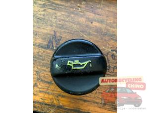 Gebruikte Oliedop Peugeot 308 (4A/C) 1.4 VTI 16V Prijs € 15,00 Margeregeling aangeboden door Autorecycling Chino B.V.