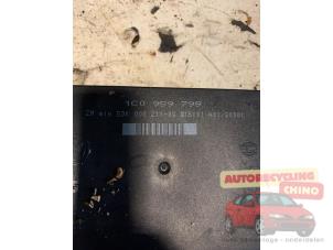 Gebruikte Module Comfort Volkswagen Golf IV (1J1) 1.6 16V Prijs € 35,00 Margeregeling aangeboden door Autorecycling Chino B.V.