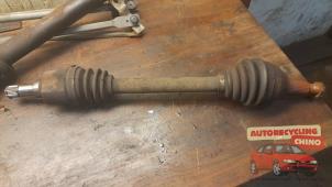 Gebruikte Aandrijfas links-voor Ford Focus 1 Wagon 1.6 16V Prijs € 35,00 Margeregeling aangeboden door Autorecycling Chino B.V.