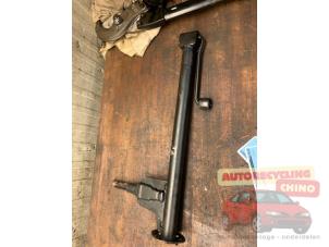 Gebruikte Krik Mercedes E (W210) 2.2 E-220 CDI 16V Prijs € 25,00 Margeregeling aangeboden door Autorecycling Chino B.V.