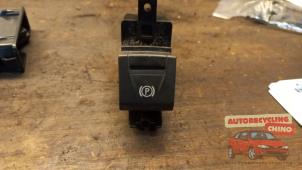 Gebruikte Schakelaar handrem Renault Laguna III Estate (KT) 2.0 16V Prijs € 40,00 Margeregeling aangeboden door Autorecycling Chino B.V.