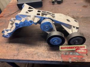 Gebruikte Dynamosteun boven Mercedes B (W245) 2.0 B-180 CDI 16V Prijs € 45,00 Margeregeling aangeboden door Autorecycling Chino B.V.