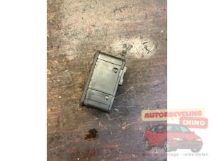 Gebruikte Elektrisch Raam Schakelaar Opel Zafira (F75) 1.8 16V Prijs € 20,00 Margeregeling aangeboden door Autorecycling Chino B.V.