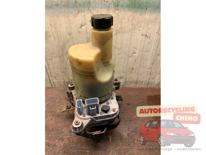 Gebruikte Pomp Servo Volvo C30 (EK/MK) 1.6 D 16V Prijs € 50,00 Margeregeling aangeboden door Autorecycling Chino B.V.