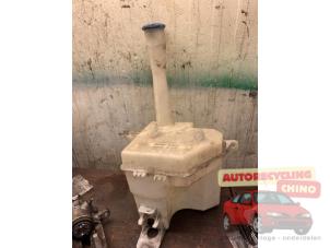 Gebruikte Ruitensproeiertank voor Hyundai i30 (FD) 1.6 CRDi 16V VGT HP Prijs € 45,00 Margeregeling aangeboden door Autorecycling Chino B.V.