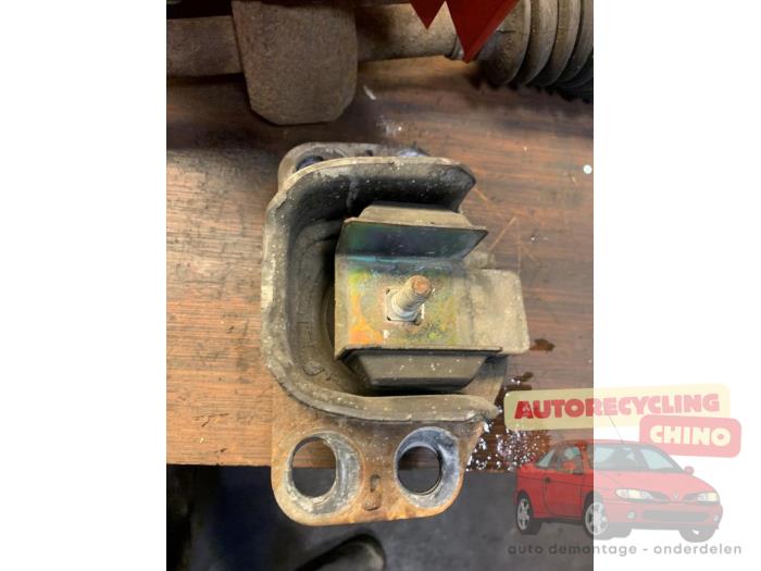 Gebruikte Motorsteun Renault Clio II (BB/CB) 1.6 16V Prijs € 20,00 Margeregeling aangeboden door Autorecycling Chino B.V.