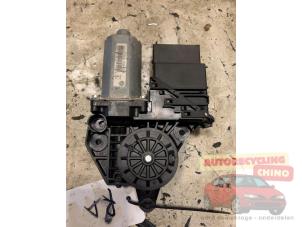 Gebruikte Raammotor Portier Volkswagen Golf Plus (5M1/1KP) 1.4 16V Prijs € 25,00 Margeregeling aangeboden door Autorecycling Chino B.V.