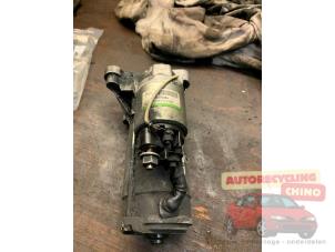 Startmotor van een Renault Trafic New (FL) 1.9 dCi 100 16V 2006