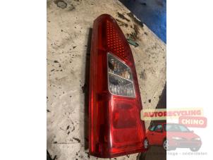 Gebruikte Achterlicht links Peugeot Partner Tepee (7A/B/C/D/E/F/G/J/P/S) 1.6 HDiF 90 16V Phase 1 Prijs € 70,00 Margeregeling aangeboden door Autorecycling Chino B.V.