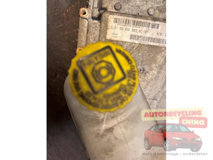 Hoofdremcilinder van een Peugeot Boxer (U9) 2.2 HDi 100 Euro 4 2008