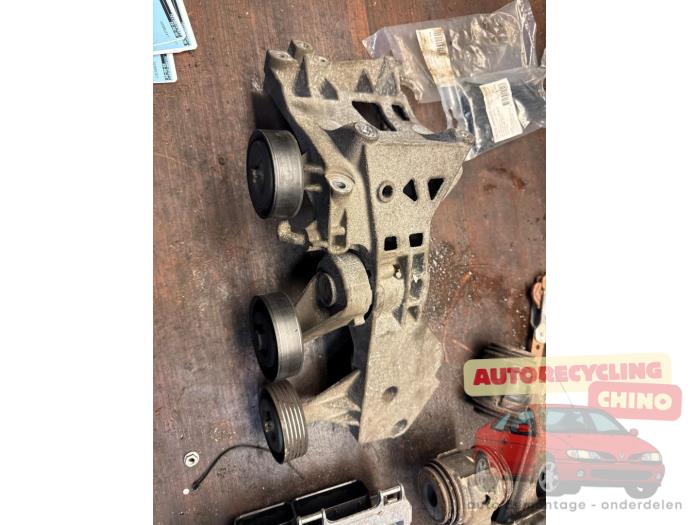 Gebruikte Dynamosteun boven Mercedes B (W245) 1.5 B-150 16V Prijs € 45,00 Margeregeling aangeboden door Autorecycling Chino B.V.