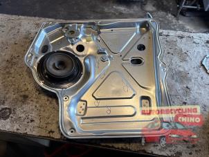 Gebruikte Ruitmechaniek 2Deurs rechts-voor Volkswagen Transporter T5 1.9 TDi Prijs € 50,00 Margeregeling aangeboden door Autorecycling Chino B.V.