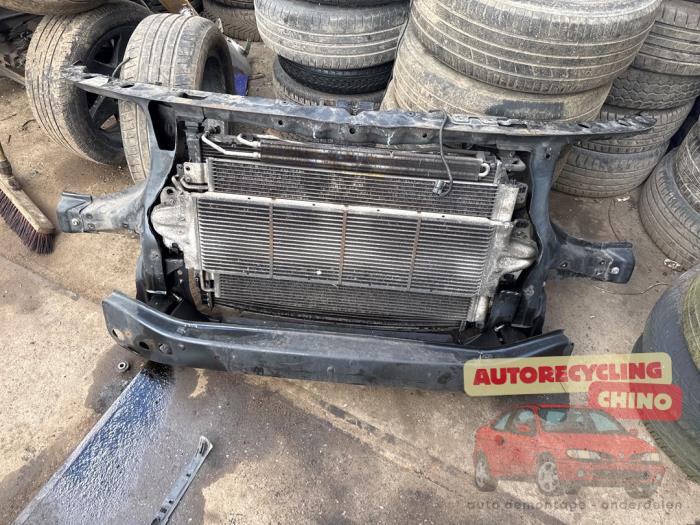 Gebruikte Frontpaneel Volkswagen Transporter T5 1.9 TDi Prijs € 200,00 Margeregeling aangeboden door Autorecycling Chino B.V.