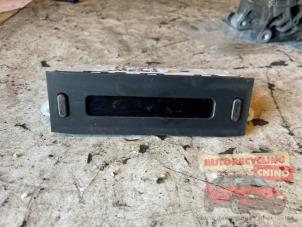 Gebruikte Display Interieur Peugeot 206+ (2L/M) 1.1 XR,XS Prijs € 40,00 Margeregeling aangeboden door Autorecycling Chino B.V.