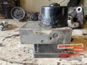 ABS Pomp van een Volkswagen Transporter T5 1.9 TDi 2004