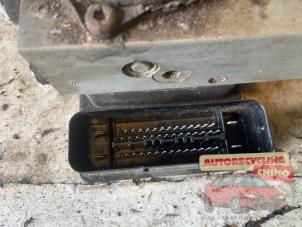 ABS Pomp van een Volkswagen Transporter T5 1.9 TDi 2004