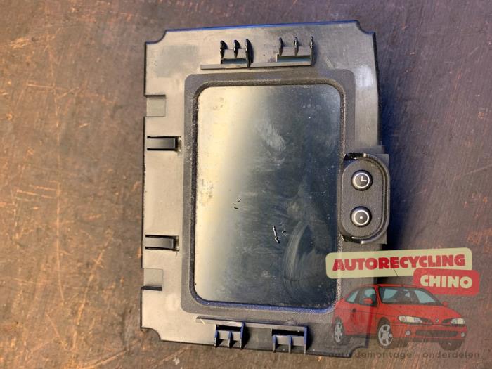 Gebruikte Display Interieur Opel Zafira (F75) 2.2 DTI 16V Prijs € 25,00 Margeregeling aangeboden door Autorecycling Chino B.V.