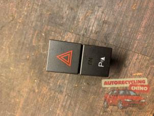 Gebruikte Schakelaar Paniekverlichting Ford C-Max (DM2) 1.8 16V Prijs € 25,00 Margeregeling aangeboden door Autorecycling Chino B.V.