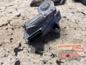 Gebruikte Anti diefstal slot Mercedes Vito (639.6) 2.2 109 CDI 16V Prijs € 70,00 Margeregeling aangeboden door Autorecycling Chino B.V.