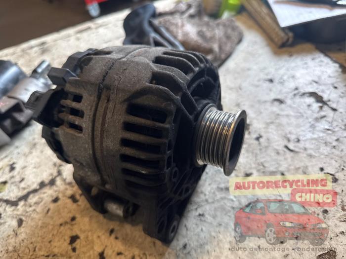 Gebruikte Dynamo Volkswagen Golf V (1K1) 1.4 FSI 16V Prijs € 50,00 Margeregeling aangeboden door Autorecycling Chino B.V.