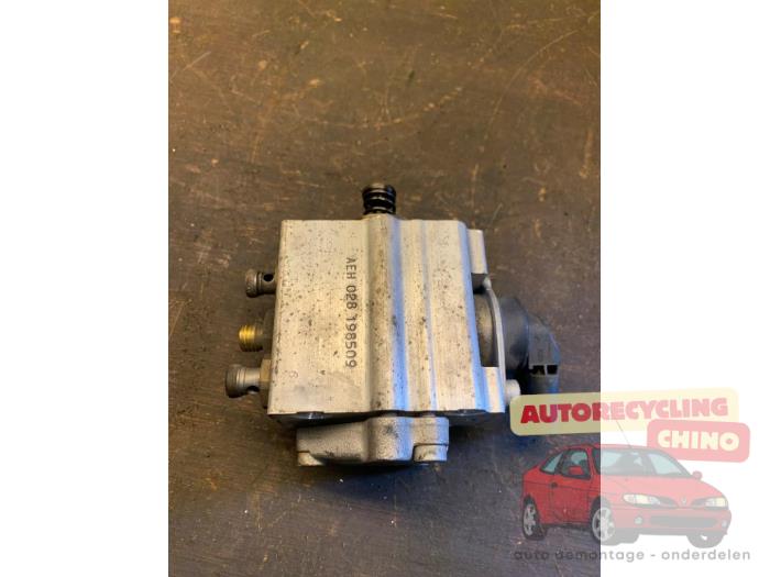 Gebruikte Hogedrukpomp Volkswagen Golf V (1K1) 1.6 FSI 16V Prijs € 250,00 Margeregeling aangeboden door Autorecycling Chino B.V.