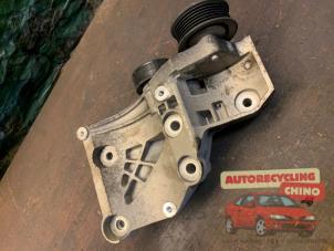 Gebruikte Dynamosteun onder Opel Astra J Sports Tourer (PD8/PE8/PF8) 2.0 CDTI 16V 165 Prijs € 35,00 Margeregeling aangeboden door Autorecycling Chino B.V.