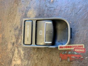 Gebruikte Handrem schakelaar Volkswagen Tiguan (5N1/2) 1.4 TSI 16V Prijs € 45,00 Margeregeling aangeboden door Autorecycling Chino B.V.