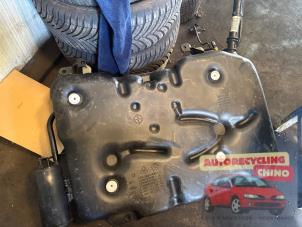 Gebruikte Tank Renault Twingo III (AH) 1.0 SCe 70 12V Prijs € 120,00 Margeregeling aangeboden door Autorecycling Chino B.V.