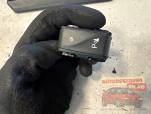 Gebruikte PDC Schakelaar Renault Twingo III (AH) 1.0 SCe 70 12V Prijs € 20,00 Margeregeling aangeboden door Autorecycling Chino B.V.