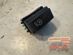 Gebruikte Schakelaar Renault Twingo III (AH) 1.0 SCe 70 12V Prijs € 20,00 Margeregeling aangeboden door Autorecycling Chino B.V.