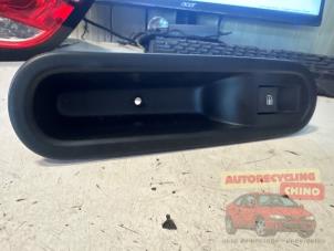 Gebruikte Raam schakelaar elektrisch Renault Twingo III (AH) 1.0 SCe 70 12V Prijs € 20,00 Margeregeling aangeboden door Autorecycling Chino B.V.