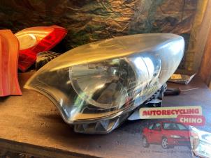 Gebruikte Koplamp rechts Renault Twingo II (CN) 1.5 dCi 90 FAP Prijs € 50,00 Margeregeling aangeboden door Autorecycling Chino B.V.