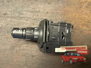 Gebruikte Pinker Schakelaar Renault Scénic II (JM) 2.0 16V Prijs € 35,00 Margeregeling aangeboden door Autorecycling Chino B.V.