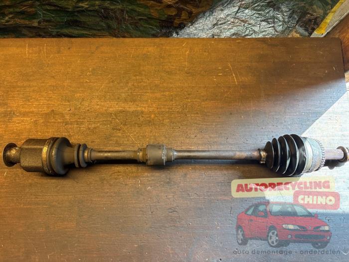 Gebruikte Steekas rechts-voor Mitsubishi Carisma 1.6i 16V Prijs € 30,00 Margeregeling aangeboden door Autorecycling Chino B.V.