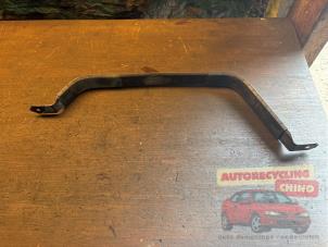 Gebruikte Brandstoftank beugel Ford Transit Courier 1.5 TDCi 75 Prijs € 20,00 Margeregeling aangeboden door Autorecycling Chino B.V.