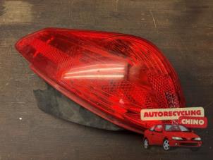 Gebruikte Achterlicht rechts Peugeot 308 (4A/C) 1.6 16V THP 150 Prijs € 40,00 Margeregeling aangeboden door Autorecycling Chino B.V.
