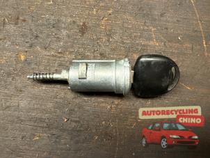 Gebruikte Sleutel + Contactslot Opel Corsa B (73/78/79) 1.2i E City,Swing,Joy,GLS Prijs € 32,50 Margeregeling aangeboden door Autorecycling Chino B.V.