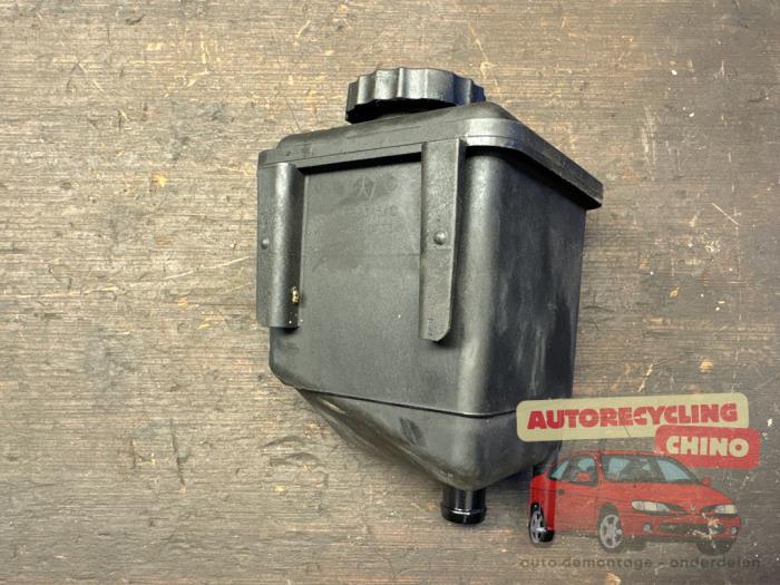 Gebruikte Servo Oliereservoir Chrysler 300 C 3.5 V6 24V Prijs € 24,95 Margeregeling aangeboden door Autorecycling Chino B.V.
