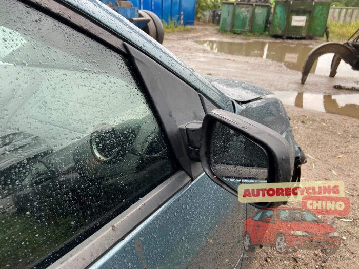 Spiegel Buiten rechts van een Ford Fiesta 5 (JD/JH) 1.4 16V 2002