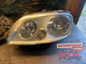 Gebruikte Koplamp rechts Volkswagen Caddy III (2KA,2KH,2CA,2CH) 2.0 SDI Prijs € 50,00 Margeregeling aangeboden door Autorecycling Chino B.V.