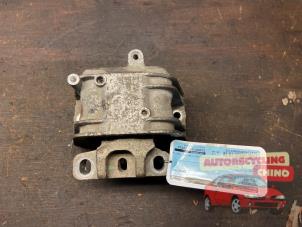 Gebruikte Motorsteun Volkswagen Golf V (1K1) 1.4 16V Prijs € 25,00 Margeregeling aangeboden door Autorecycling Chino B.V.