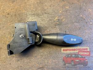 Gebruikte Pinker Schakelaar Ford Fiesta 5 (JD/JH) 1.25 16V Prijs € 10,00 Margeregeling aangeboden door Autorecycling Chino B.V.