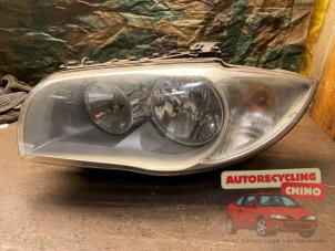 Gebruikte Koplamp links BMW 1 serie (E87/87N) 120i 16V Prijs € 70,00 Margeregeling aangeboden door Autorecycling Chino B.V.