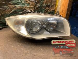 Gebruikte Koplamp rechts BMW 1 serie (E87/87N) 120i 16V Prijs € 70,00 Margeregeling aangeboden door Autorecycling Chino B.V.