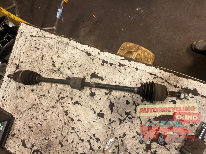 Gebruikte Steekas rechts-voor Opel Corsa D 1.4 16V Twinport Prijs € 50,00 Margeregeling aangeboden door Autorecycling Chino B.V.