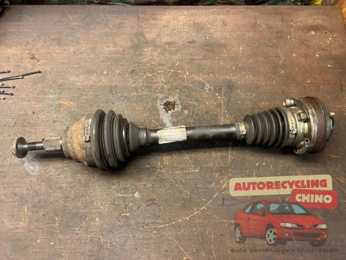 Gebruikte Steekas links-voor Volkswagen Caddy III (2KA,2KH,2CA,2CH) 1.9 TDI Prijs € 35,00 Margeregeling aangeboden door Autorecycling Chino B.V.
