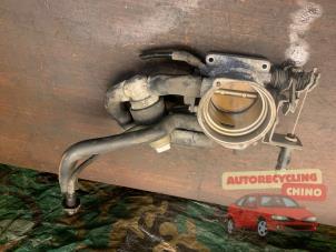 Gebruikte Gasklephuis Saab 900 II 2.0 i,Si 16V Prijs € 50,00 Margeregeling aangeboden door Autorecycling Chino B.V.