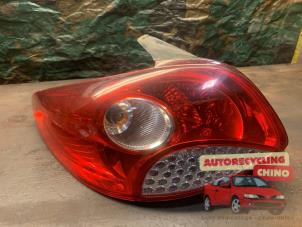 Gebruikte Achterlicht links Peugeot 206+ (2L/M) 1.4 XS Prijs € 35,00 Margeregeling aangeboden door Autorecycling Chino B.V.